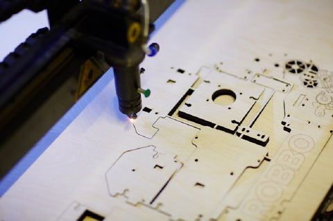 La nueva ola en el arte de la escultura: Comparando la tecnología de grabado láser CNC con la de escultura tradicional